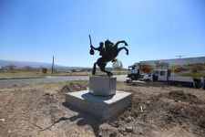 KENTİN GİRİŞİNE KÖROĞLU HEYKELİ DİKİLDİ