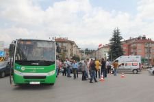 KIRMIZI IŞIKTA DURMAYINCA OTOBÜSE ÇARPTI