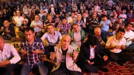 ONBİNLER MEYDANLARDAN AYRILMIYOR