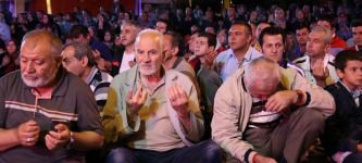 ONBİNLER MEYDANLARDAN AYRILMIYOR