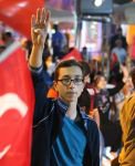 ONBİNLER MEYDANLARDAN AYRILMIYOR