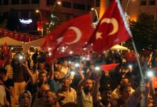 ONBİNLER MEYDANLARDAN AYRILMIYOR