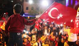 ONBİNLER MEYDANLARDAN AYRILMIYOR