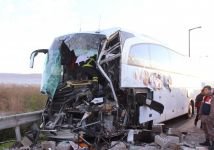 OTOBÜS TIR'A ARKADAN ÇARPTI, CAN PAZARI YAŞANDI