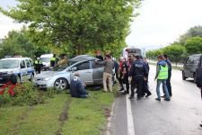 OTOMOBİL AĞACA ÇARPARAK DURDU