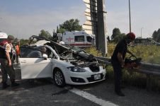 OTOMOBİL BARİYERLERE SAPLANDI