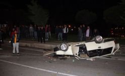OTOMOBİL DEFALARCA TAKLA ATARAK TERS DÖNDÜ