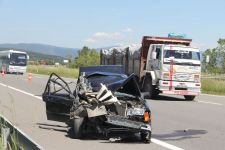 OTOMOBİL KAĞIT GİBİ EZİLDİ