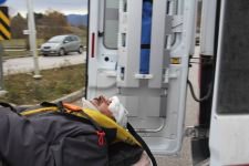 OTOMOBİL KAMYONA ÇARPTI, SÜRÜCÜ YARALANDI