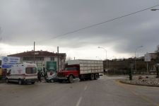 OTOMOBİL KAMYONA ÇARPTI, SÜRÜCÜ YARALANDI