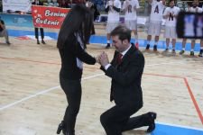 SAHADA SÜRPRİZ EVLENME TEKLİFİ