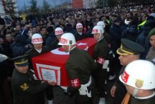 SEVDİĞİNE SON KEZ BAKTI