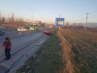 TAKLA ATAN OTOMOBİLDEN YOLA SAVRULDULAR