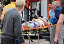 TALİHSİZ KADIN KANLAR İÇİNDE YERDE KALDI