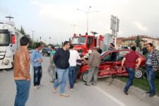 TIR OTOMOBİLE YANDAN ÇARPTI