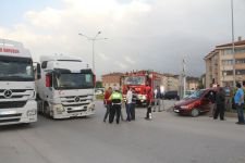TIR OTOMOBİLE YANDAN ÇARPTI
