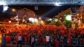 UĞUR IŞILAK BİNLERCE KİŞİYİ ÇOŞTURDU