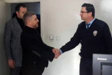 ÜLKÜCÜLER POLİSİNİN YANINDA...