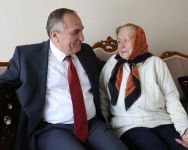 YAŞLI KADININ DUYGU DOLU ANLARI...