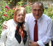 YAŞLI KADININ DUYGU DOLU ANLARI...