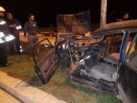 AĞACA ÇARPAN OTOMOBİL PARAMPARÇA OLDU