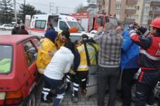 BAHÇE DUVARINA ÇARPARAK DURABİLDİ