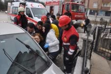 BAHÇE DUVARINA ÇARPARAK DURABİLDİ