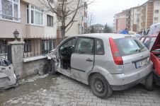 BAHÇE DUVARINA ÇARPARAK DURABİLDİ