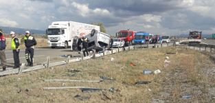 BARİYERLERE ÇARPARAK TAKLA ATTI, 1 KİŞİ ÖLDÜ