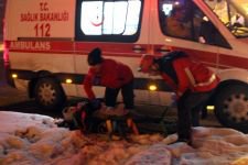 DAKİKALARCA AMBULANSI BEKLEDİ