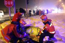 DAKİKALARCA AMBULANSI BEKLEDİ