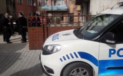 EVİNDE ÖLÜ BULUNDU