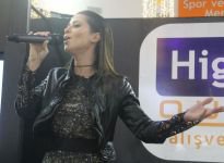 HİGHWAY'DE DERYA ULUĞ İZDİHAMI...