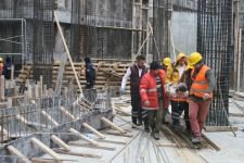 İSKELEDEN DÜŞEN İŞÇİLER YARALANDI