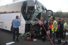 KAMYON VE YOLCU OTOBÜSÜ ÇARPIŞTI, 1 ÖLÜ 21 YARALI