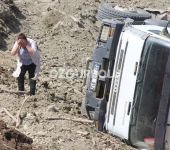 KAMYONUN ALTINDA KALARAK CAN VERDİ