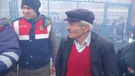 YANAN EVİNİ ÇARESİZ GÖZLERLE İZLEDİ