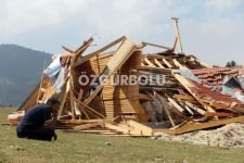 KARARA KIZDI, KENDİ EVİNİ YIKTI