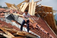 KARARA KIZDI, KENDİ EVİNİ YIKTI