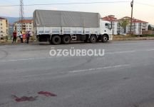 KARŞIYA GEÇERKEN KAMYONUN ALTINDA KALDI
