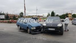 KAVŞAKTA OTOMOBİL VE CİP ÇARPIŞTI