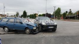 KAVŞAKTA OTOMOBİL VE CİP ÇARPIŞTI