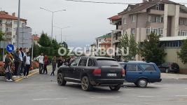 KAVŞAKTA OTOMOBİL VE CİP ÇARPIŞTI