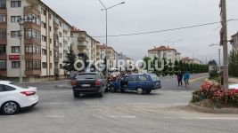 KAVŞAKTA OTOMOBİL VE CİP ÇARPIŞTI