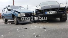 KAVŞAKTA OTOMOBİL VE CİP ÇARPIŞTI