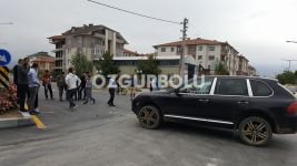 KAVŞAKTA OTOMOBİL VE CİP ÇARPIŞTI