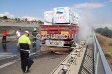 KERESTE YÜKLÜ TIR ALEV ALDI, UCUZ ATLATILDI