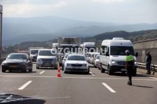 KERESTE YÜKLÜ TIR ALEV ALDI, UCUZ ATLATILDI