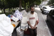 KİRASINI ÖDEMEDİ, EŞYALARIYLA EVDEN ATILDI