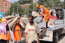 KİRASINI ÖDEMEDİ, EŞYALARIYLA EVDEN ATILDI